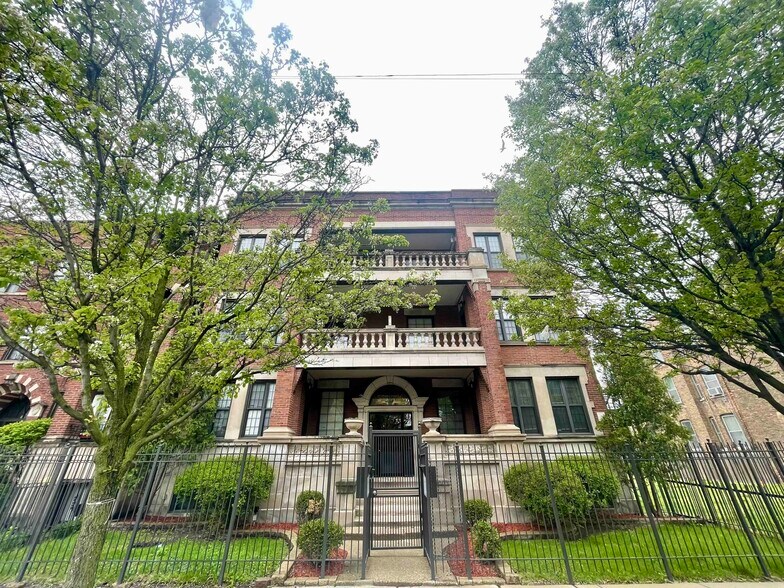 5526 S Indiana Ave, Chicago, IL for sale - Building Photo - Image 1 of 18