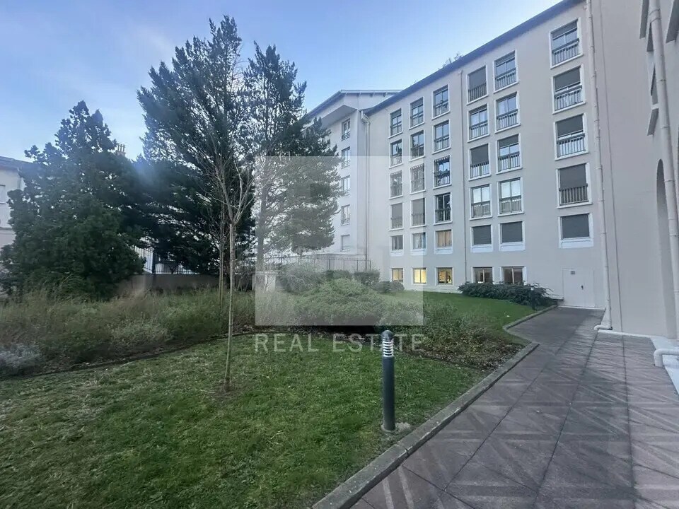 Retail in Lyon for lease Building Photo- Image 1 of 13