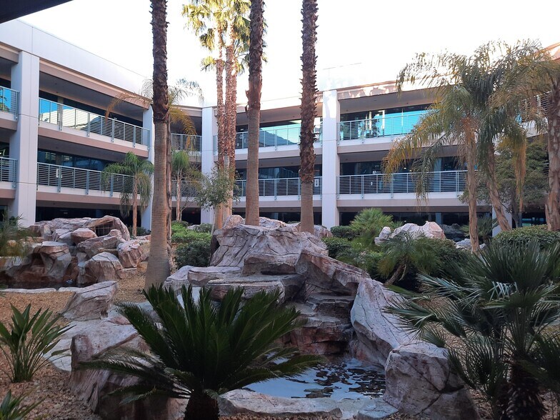 2470 St Rose Pky, Henderson, NV à louer - Photo du bâtiment - Image 3 de 19