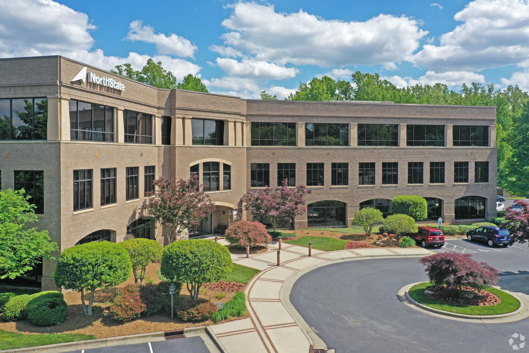 4100 Mendenhall Oaks Pky, High Point, NC à louer Photo du bâtiment- Image 1 de 28