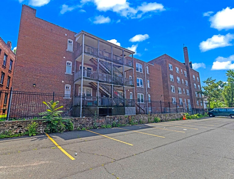 35 Glen St, New Britain, CT for sale - Building Photo - Image 2 of 5