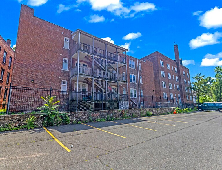 35 Glen St, New Britain, CT à vendre - Photo du bâtiment - Image 2 de 5