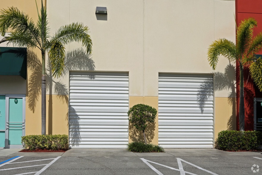 2361 Vista Pky, West Palm Beach, FL for lease - Building Photo - Image 2 of 4