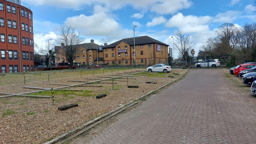 5 Mercury Gdns, Romford à louer - Photo du bâtiment - Image 2 de 2