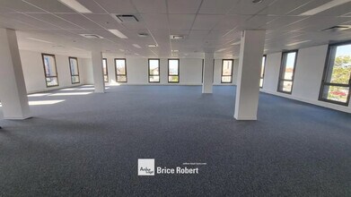 Office in Décines-Charpieu for lease Interior Photo- Image 2 of 6
