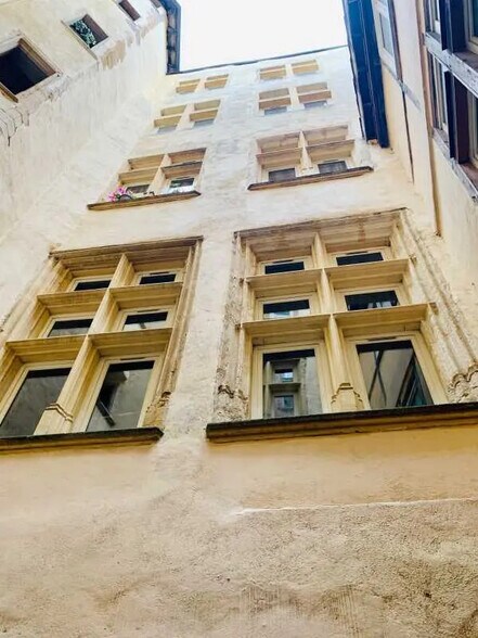 Bureau dans Lyon à louer - Photo du bâtiment - Image 2 de 8