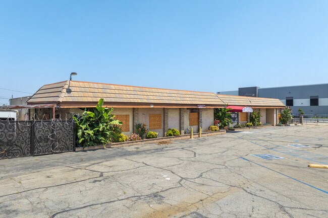 Plus de détails pour 1542 W Holt Blvd, Ontario, CA - Commerce de détail aux enchères