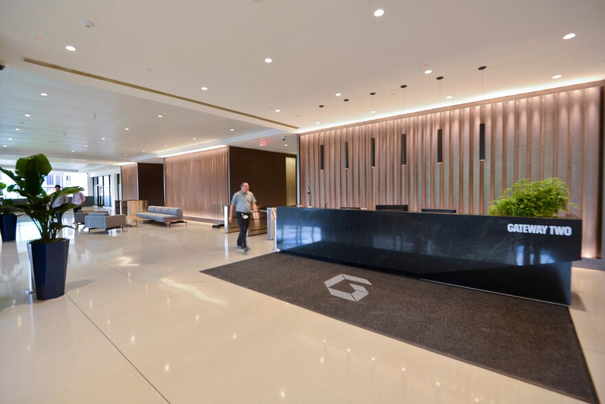 2 Gateway Ctr, Newark, NJ for lease - Interior Photo - Image 2 of 9