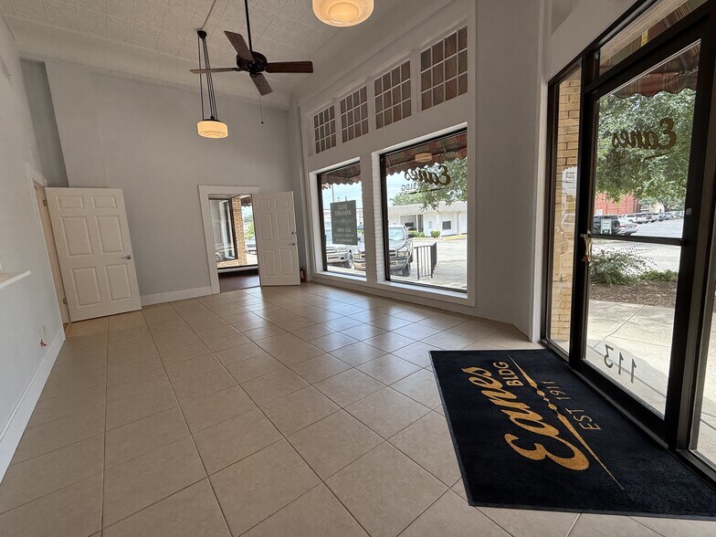 113 E 3rd St, Taylor, TX à louer - Photo intérieure - Image 2 de 35