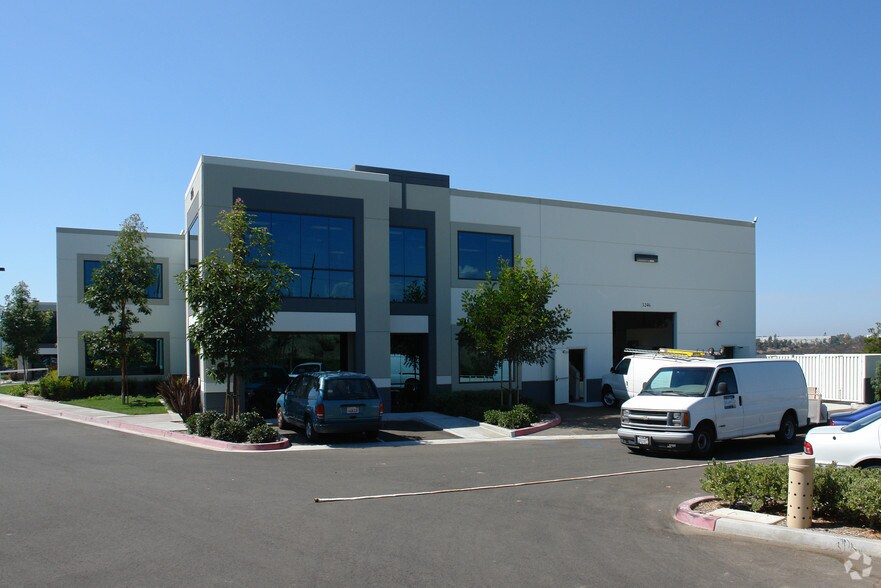 3246 Grey Hawk Ct, Carlsbad, CA à louer - Photo du bâtiment - Image 3 de 4