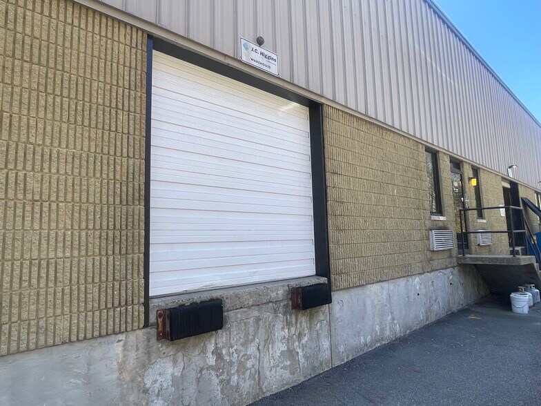 70 Hawes Way, Stoughton, MA à vendre - Photo du bâtiment - Image 2 de 2