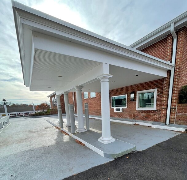 208 Elm St, New Canaan, CT for lease - Building Photo - Image 3 of 13