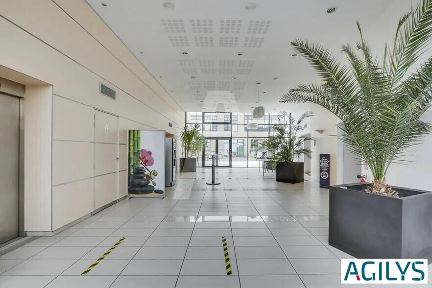 Flex in Les Ulis for lease - Lobby - Image 2 of 8