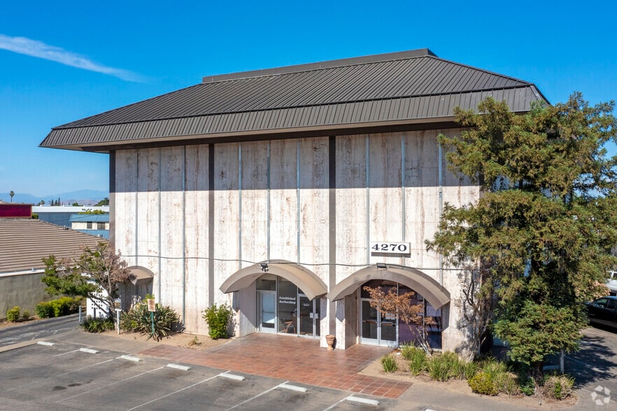 4270 N Blackstone Ave, Fresno, CA à vendre - Photo du bâtiment - Image 2 de 28