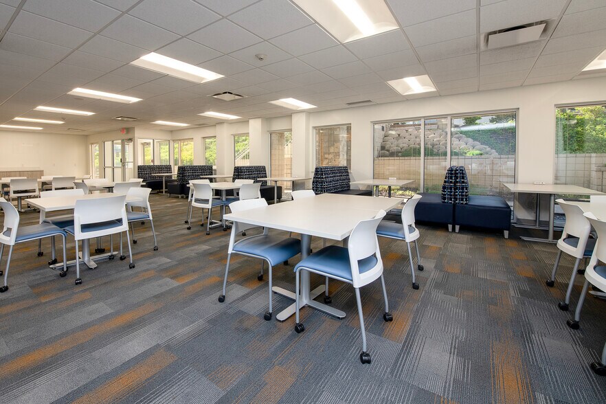 25209-25249 Country Club Blvd, North Olmsted, OH à louer - Photo du bâtiment - Image 2 de 7