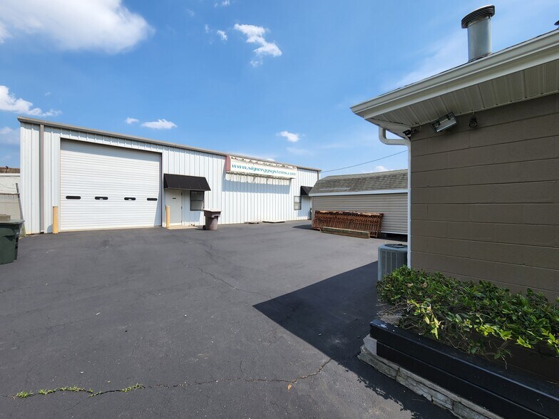 1111 Willowbrook Dr, Greensboro, NC à vendre - Photo du bâtiment - Image 2 de 16