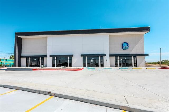 102 Floral Blvd, Laredo, TX for lease - Primary Photo - Image 1 of 19