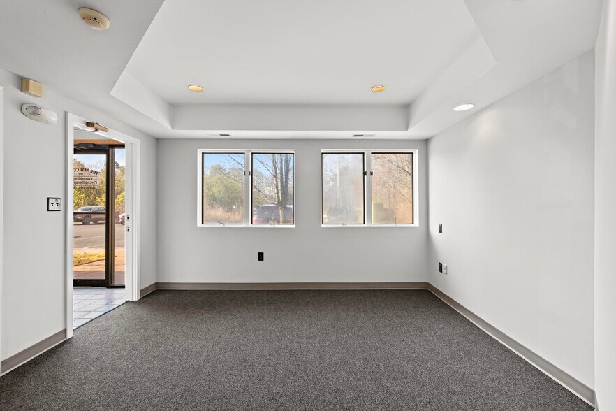 675 Route 72 E, Manahawkin, NJ à vendre - Photo intérieure - Image 2 de 31