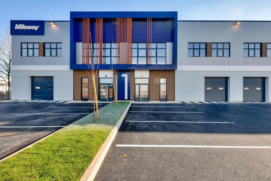 Industrial in Saint-Michel-sur-Orge for lease - Building Photo - Image 3 of 14