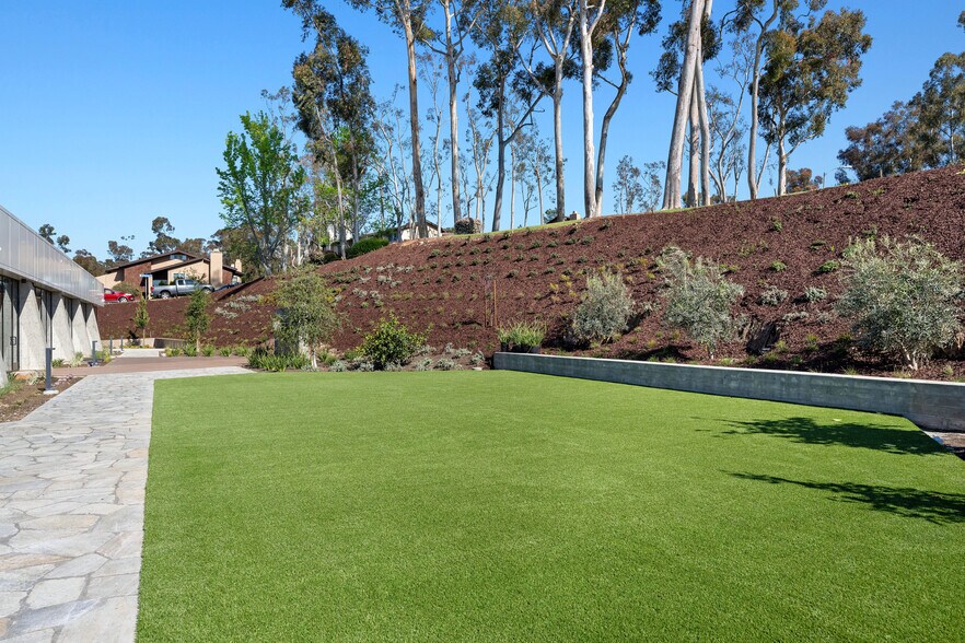 10200 Willow Creek Rd, San Diego, CA à louer - Photo du bâtiment - Image 3 de 10
