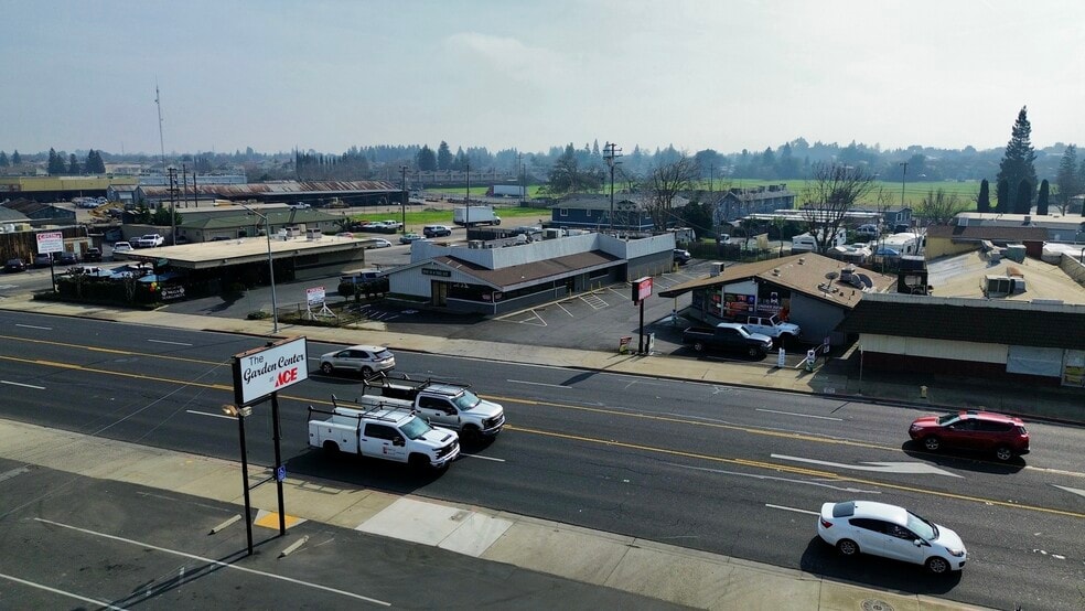 1021 E F St, Oakdale, CA à vendre - Photo du bâtiment - Image 3 de 6