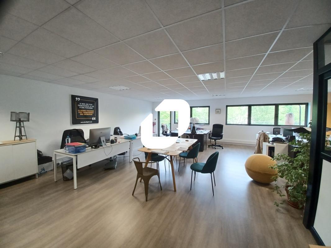 Office in Serris for lease Interior Photo- Image 1 of 5