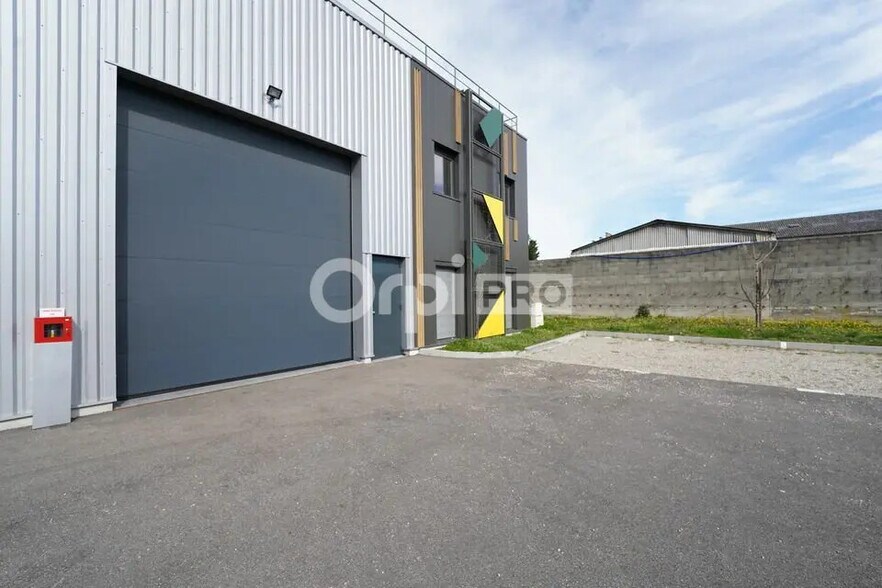 Flex dans Saint-Priest à louer - Photo du bâtiment - Image 3 de 8