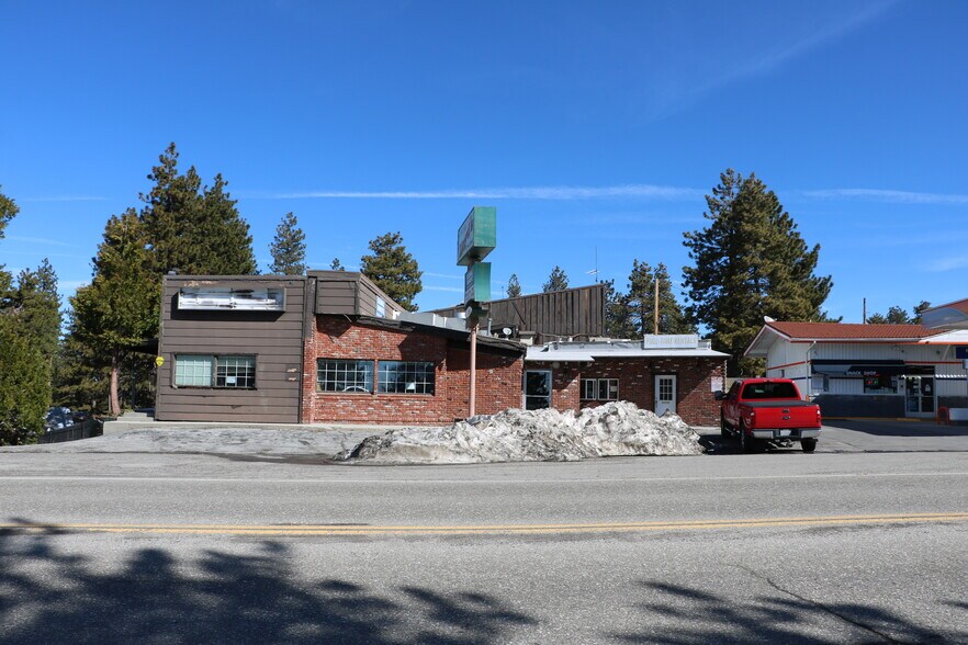 32114 Hilltop Blvd, Running Springs, CA à louer - Photo du bâtiment - Image 3 de 14