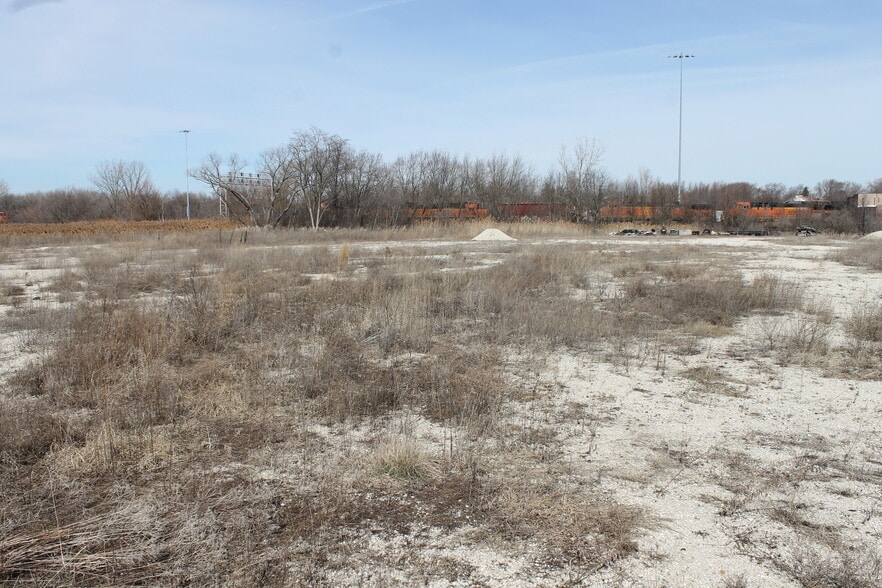 1002 Old Eola Rd, Aurora, IL for sale - Building Photo - Image 3 of 4