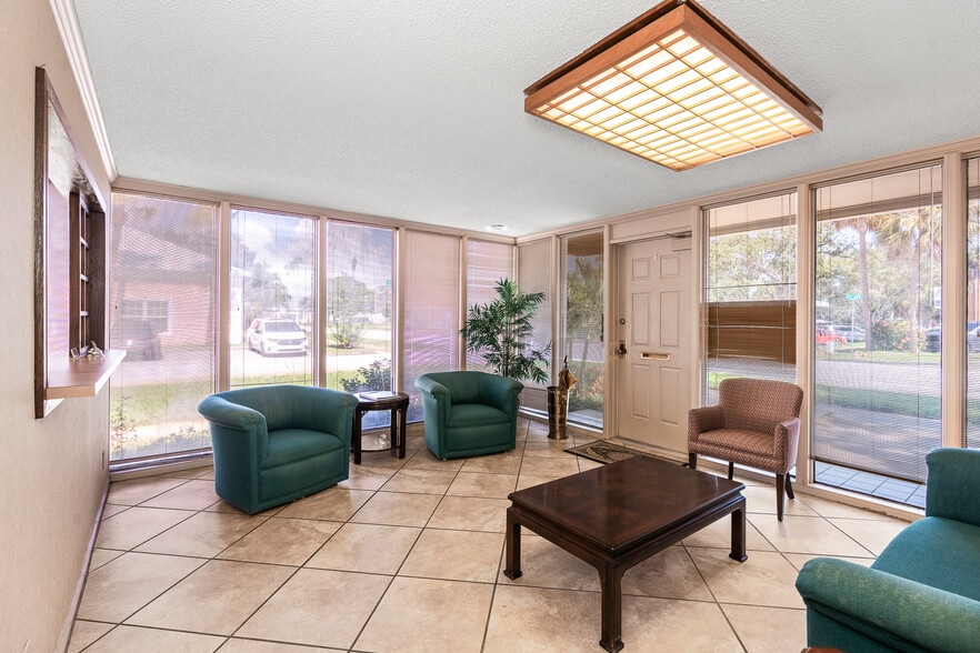 2165 15th Ave, Vero Beach, FL for lease - Lobby - Image 3 of 17