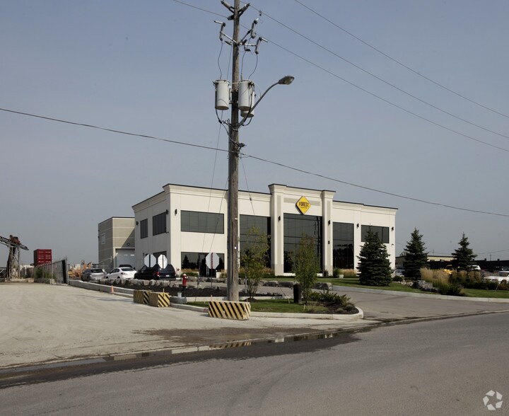 8 Cadetta Rd, Brampton, ON à louer - Photo du bâtiment - Image 2 de 2