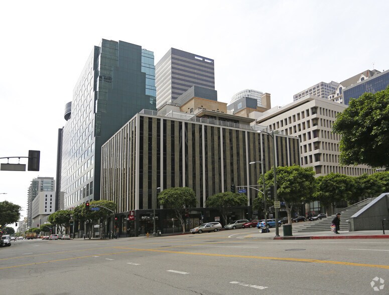 700 Wilshire Blvd, Los Angeles, CA à louer - Photo du bâtiment - Image 3 de 6