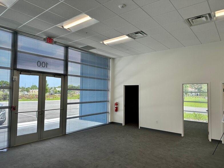 Silver Beach Rd, West Palm Beach, FL for lease - Interior Photo - Image 3 of 8