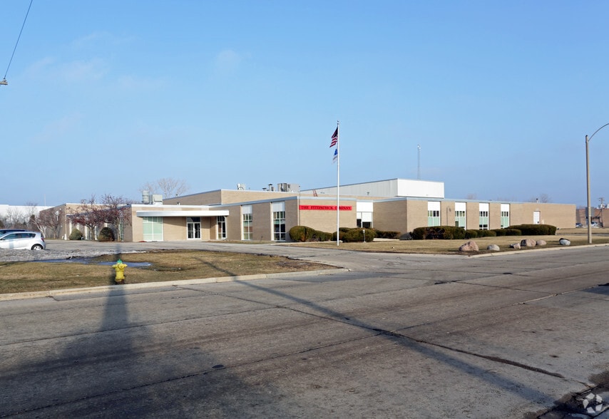 832 Industrial Dr, Elmhurst, IL for lease - Building Photo - Image 3 of 13