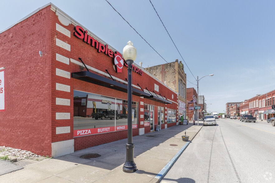 140 E Main St, Pawhuska, OK for sale - Building Photo - Image 2 of 11