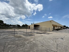 2280 Wilhelmina Ct NE, Palm Bay, FL for lease Interior Photo- Image 1 of 9