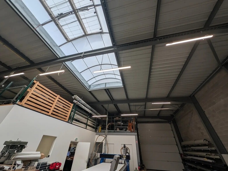 Flex in Cormontreuil for lease - Interior Photo - Image 3 of 10