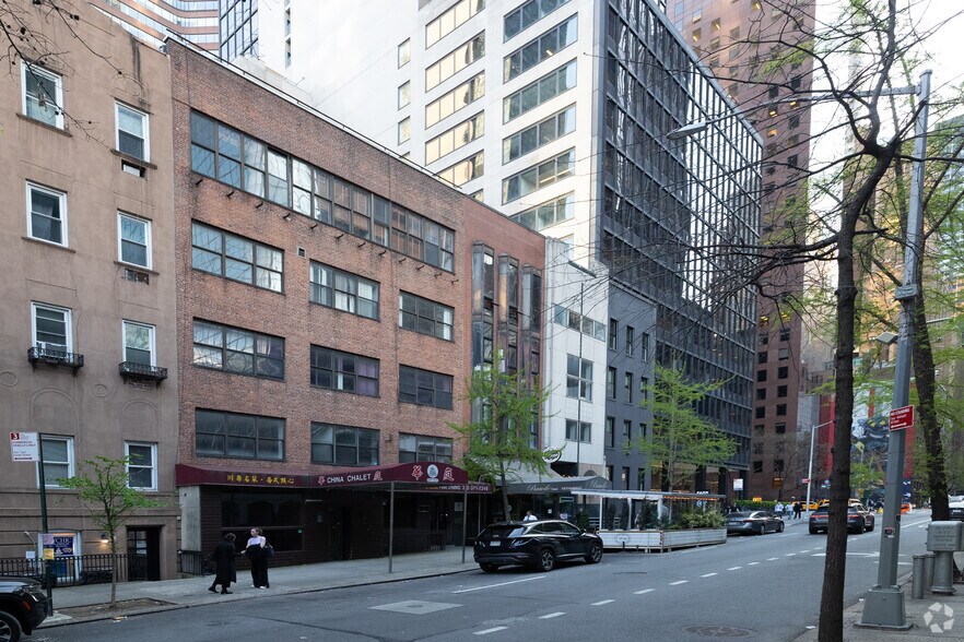 216 E 49th St, New York, NY à louer - Photo du bâtiment - Image 2 de 24