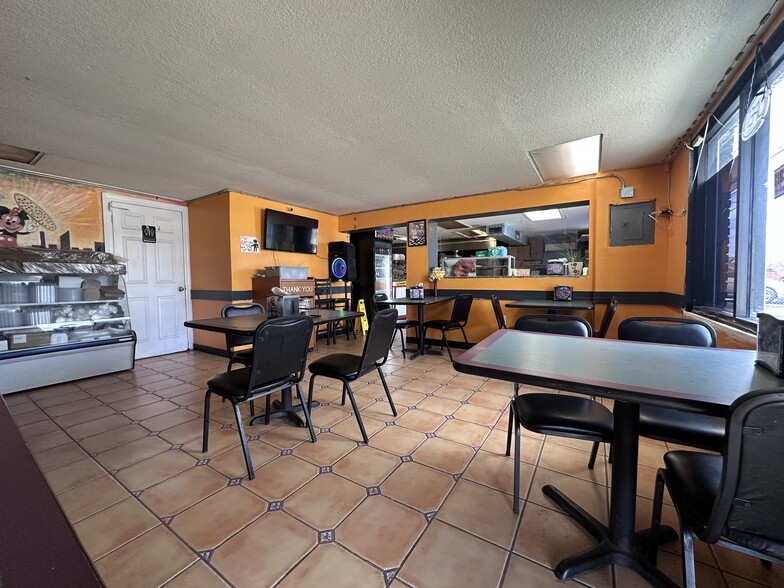 9852 E Colonial Dr, Orlando, FL à vendre - Photo du bâtiment - Image 2 de 3