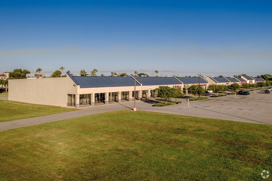 900-942 S Main St, Belle Glade, FL à louer - Photo du bâtiment - Image 1 de 5