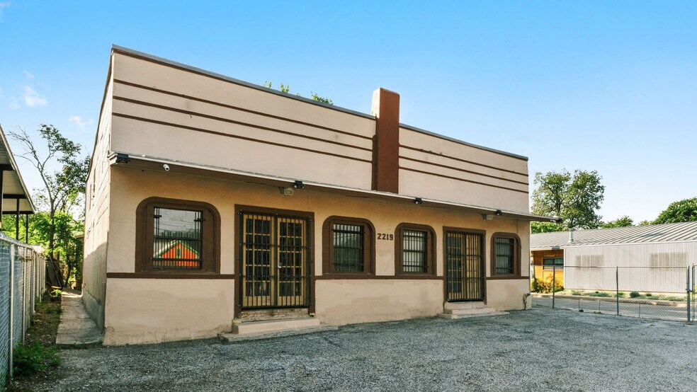 2219 S Flores St, San Antonio, TX à vendre - Photo du bâtiment - Image 3 de 17