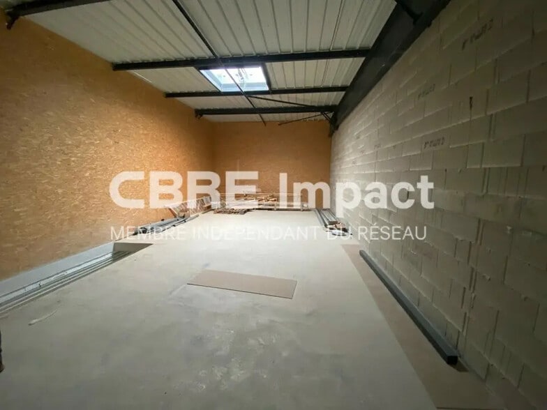 Flex in Reims for lease - Interior Photo - Image 2 of 7