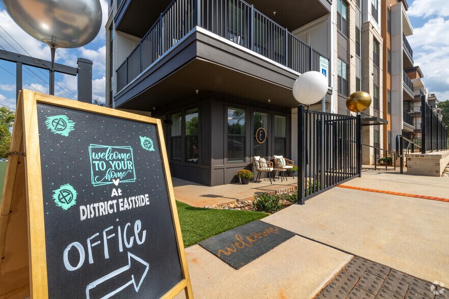 2702 Pelham Rd, Greenville, SC à louer - Photo du bâtiment - Image 3 de 11