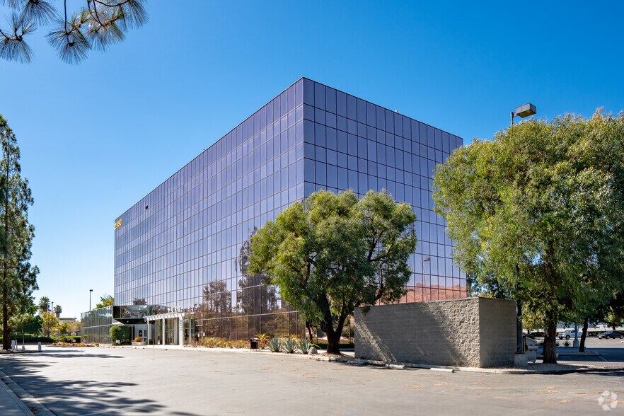 2550 N Hollywood Way, Burbank, CA à louer - Photo du bâtiment - Image 3 de 13