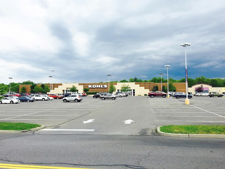 800 Miron Ln, Kingston, NY à louer - Photo du bâtiment - Image 3 de 12