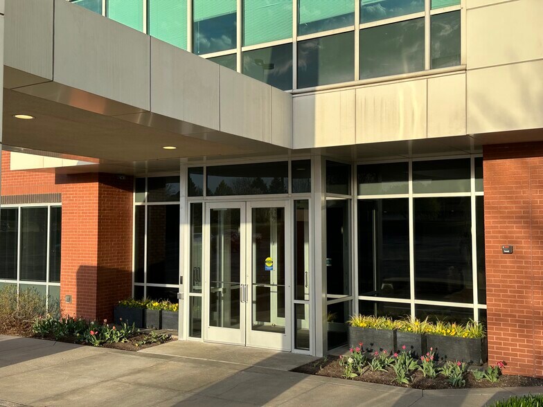 13710 FNB Pky, Omaha, NE à louer - Photo du bâtiment - Image 2 de 4