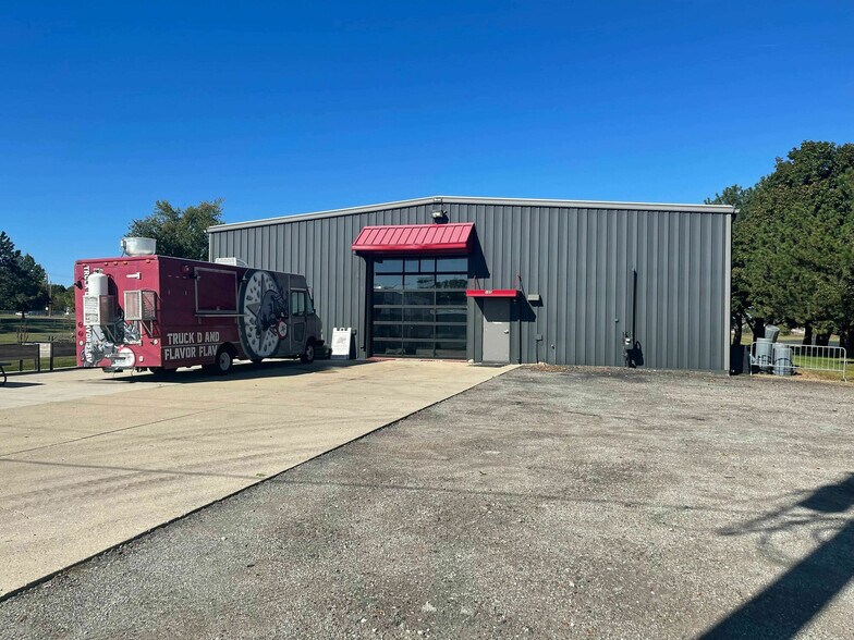 105 E Russell Rd, Tecumseh, MI à vendre - Photo du bâtiment - Image 3 de 7