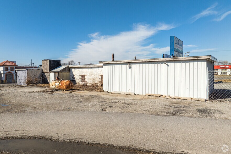 2215 W Lincoln Hwy, Merrillville, IN à louer - Photo du bâtiment - Image 3 de 9