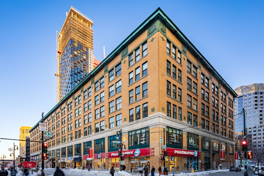 327 Sainte-Catherine Rue, Montréal, QC à louer - Photo du bâtiment - Image 2 de 24