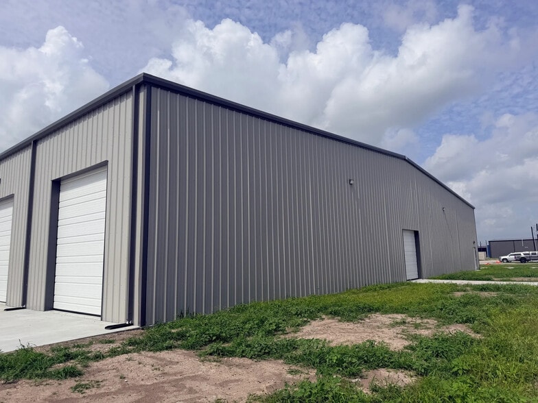 1746 Laguna Cir, Harlingen, TX à louer - Photo du bâtiment - Image 2 de 5